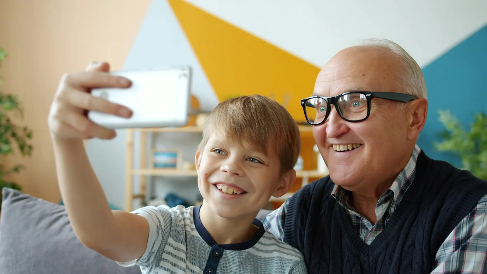 Großvater und Enkel machen ein Selfie