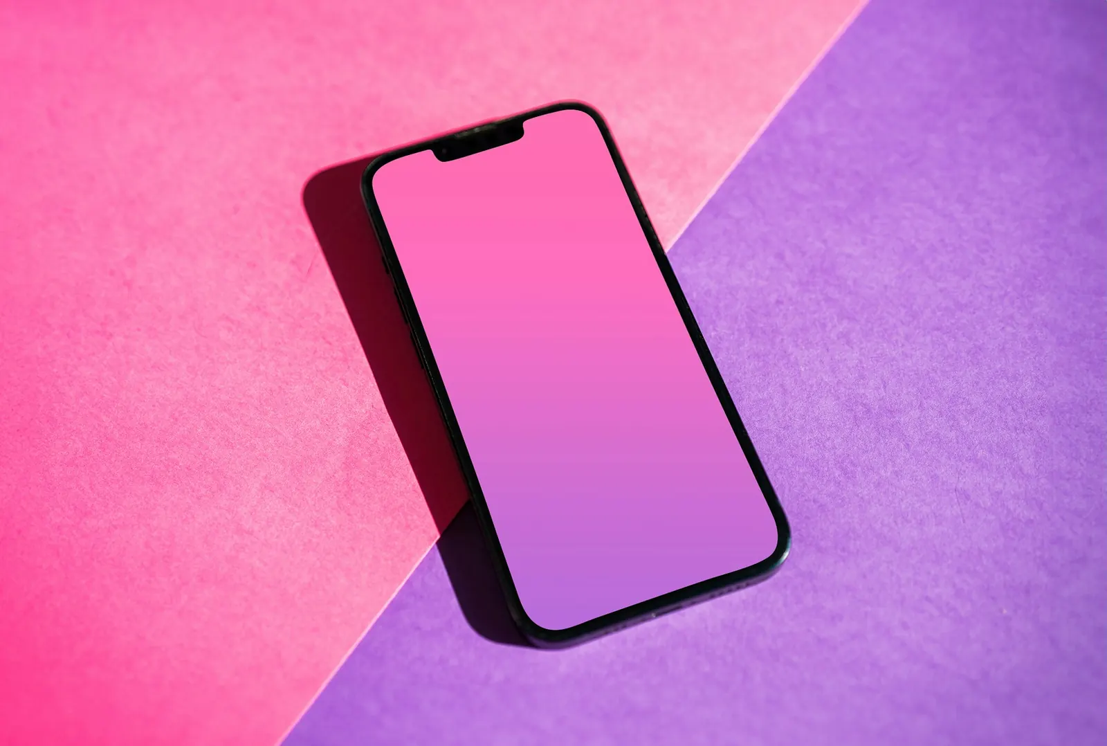 Smartphone auf violettem Hintergrund